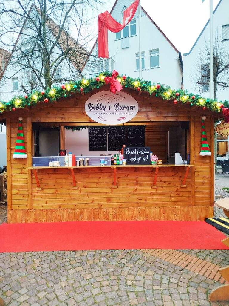 Große rustikale Event-Hütte von Bobby’s – Massives Live-Cooking Setup für große Firmenevents und Hochzeiten in Paderborn und Bielefeld.
